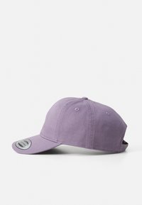 Lilla baseball cap laget av bomullsblanding; strukturert krone med buet skjerm og justerbar stropp bak.