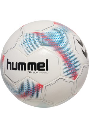 Hvid fodbold med blå og røde gradientmønstre, med sort "hummel" branding og teksten "PRECISION TRAINING". Hexagonale paneler.