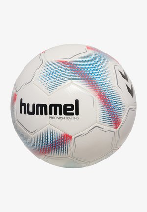 Biała piłka nożna z niebieskimi i czerwonymi gradientowymi wzorami, z czarnym logo "hummel" i napisem "PRECISION TRAINING". Sześciokątne panele.
