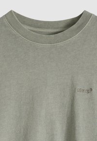 Φωτεινό ελιάς πράσινο T-shirt με στρογγυλή λαιμόκοψη και μικρό κεντημένο λογότυπο Levi's στο πάνω αριστερό μέρος του στήθους.