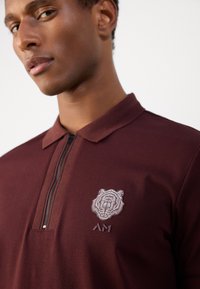 Antony Morato SLIM FIT WITH RUBBER INJECTION PRINT PATCH EFFECT - Poloshirts - dark cherry