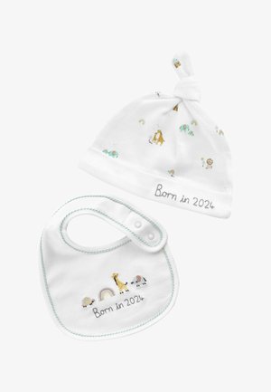 Weißer Baumwollbabyhut mit bunten Tiermustern und dem Text "Geboren 2024". Ergänzt durch ein passendes Lätzchen mit gestickten Details.