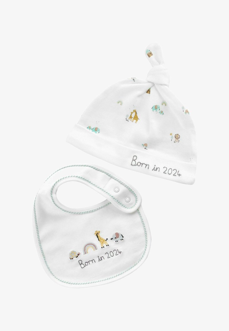 Fehér pamut baba sapka színes állatmintákkal és a "2024-ben született" felirattal. Kiegészítve egy hozzáillő, hímzett részletekkel ellátott madzaggal.