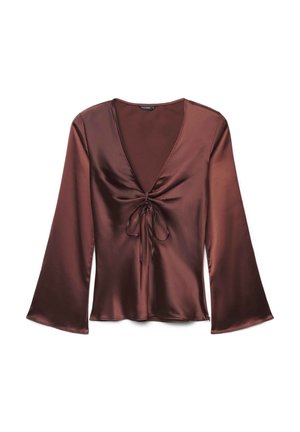 Blusa marrone in satin a maniche lunghe con scollo a V profondo e dettaglio nodo sul davanti, maniche leggermente svasate e tessuto liscio.