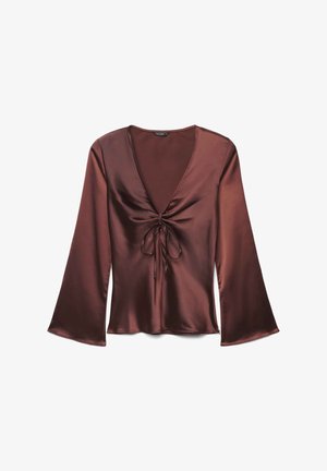 Blusa marrone in satin a maniche lunghe con scollo a V profondo e dettaglio nodo sul davanti, maniche leggermente svasate e tessuto liscio.