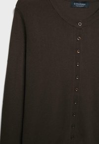 Brun strikket cardigan med rund halsudskæring, der har en knaplukning foran og kontrasterende knapper, med en glat tekstur.