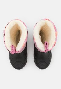 Rosa Winterstiefel mit Blumenmuster, Futter aus Kunstfell und schwarzen Gummisohlen. Runde, strukturierte Oberkanten mit Zuglaschen für einfaches An- und Ausziehen.