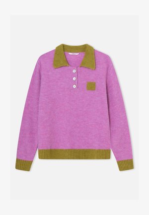 Roosa villane kampsun rohelise soonikkoelise kraega, kolmekuulise nööbiliistuga ja väikese ruudukujulise taskuga samas rohelises riides. Soonikkoeline alumine serv.