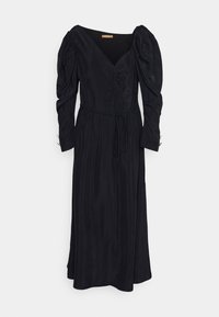 Svart långärmad klänning i slät tyg med djup V-ringning, puffärmar, åtsittande midja och knytning. Har detaljer i guldmetall.