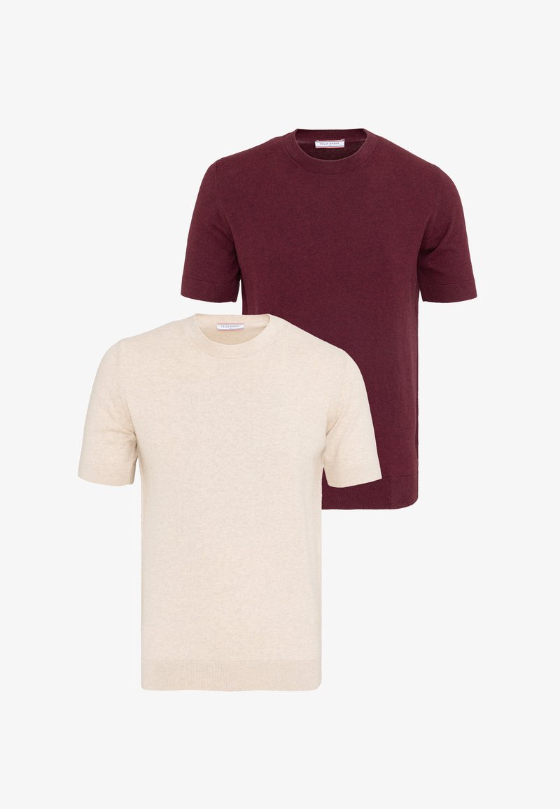 Deux pulls en maille unis à manches courtes, un crème devant et un bordeaux derrière, tous deux avec un col rond sur fond blanc.