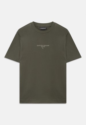Ein schlichtes, olivgrünes T-Shirt mit kurzen Ärmeln und Rundhalsausschnitt. Auf der Vorderseite ist mittig ein kleines, weißes Logo von Emporio Armani Milano platziert.