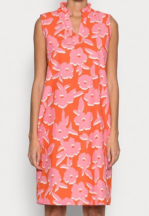 Ærmeløs kjole i orange stof med et blomsterprint i pink og hvid, med en flæset halsudskæring og en afslappet, lige form.