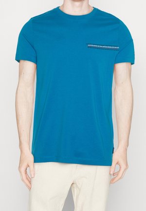 Niebieska bawełniana koszulka z okrągłym dekoltem i krótkimi rękawami, z małym czarnym nadrukiem tekstowym na piersi.