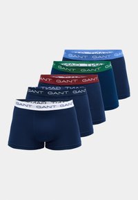 Cinque paia di boxer in cotone per uomo in blu, blu navy, verde, bordeaux e nero, con cintura elasticizzata e logo "GANT".