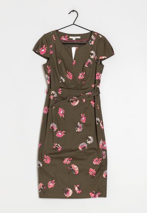Olivegrünes, eng anliegendes Kleid mit kurzen Ärmeln, tiefem V-Ausschnitt, Blumenmuster in Pink und Blau sowie einem selbstbindenden Gürtel in der Taille.