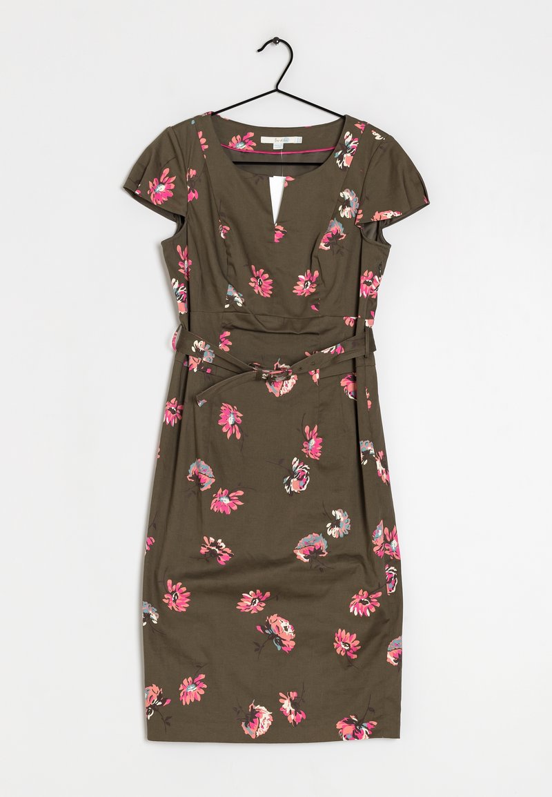 Olivegrünes, eng anliegendes Kleid mit kurzen Ärmeln, tiefem V-Ausschnitt, Blumenmuster in Pink und Blau sowie einem selbstbindenden Gürtel in der Taille.