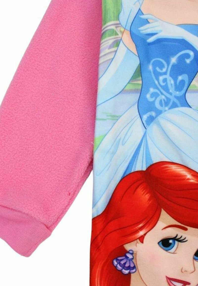 Manica in pile rosa con una stampa colorata di un personaggio con capelli rossi, vestito blu e accessori di perle, su uno sfondo acquatico.