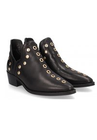 Botines de cuero negro hasta el tobillo con punta afilada, que presentan remaches circulares dorados y un tacón bajo apilado. Las aberturas laterales mejoran la transpirabilidad.