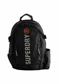Mustmust kott suure "SUPERDRY" logo ja oranžides hallides toonides, mitmete lukustatavate taskutega ning polsterdatud õlarihmadega. Vastupidav materjal.