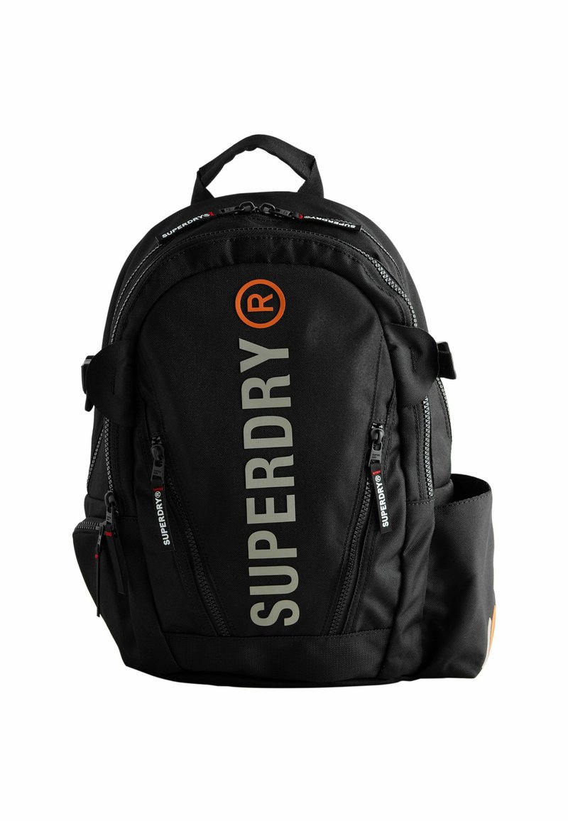 Mustmust kott suure "SUPERDRY" logo ja oranžides hallides toonides, mitmete lukustatavate taskutega ning polsterdatud õlarihmadega. Vastupidav materjal.