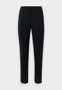 Pantaloni neri slim-fit con pieghe frontali, vita alta e cerniere alle caviglie su uno sfondo bianco semplice.