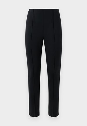 Melnas slim-fit bikses ar priekšējo krokām, augstu jostasvietu un potīšu rāvējiem uz vienkārša baltā fona.