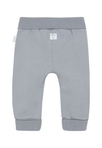 Zachte lichtgrijze babybroek met elastische tailleband en boorden, met een klein wit etiket met een glimlachend gezicht logo aan de voorkant.