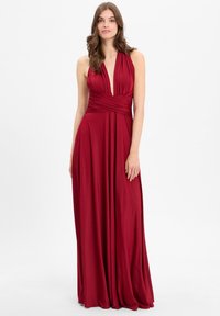 Langes, tiefrotes Kleid aus glattem Stoff; mit einem tiefen Ausschnitt und Raffung in der Taille, das bis zum Boden fließt.