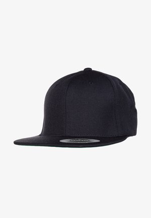 Czarna czapka snapback z płaskim daszkiem i teksturowaną tkaniną. Posiada zielony poddaszek oraz okrągłą naszywkę z logo z przodu.