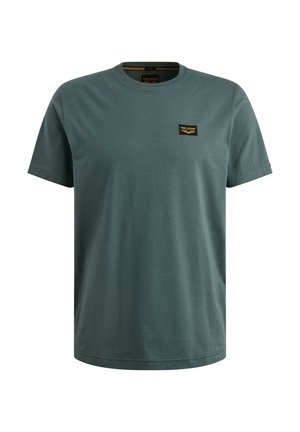 Dunkelblaues Baumwoll-T-Shirt mit Rundhalsausschnitt, kurzen Ärmeln und einem kleinen, schwarzen und goldenen Logopatch auf der linken Brust. Glatte Textur.