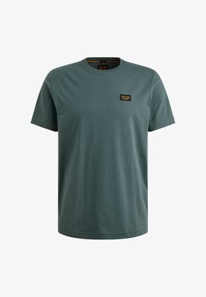 T-shirt en coton bleu canard, à col rond, manches courtes, avec un petit logo noir et or cousu sur la poitrine gauche. Texture lisse.