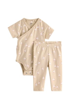 Beige babykimono-body og bukser sæt med hvide andeprints, korte ærmer, trykknapper og elastik i taljen.