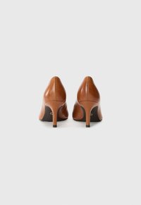 Tamaris Classic heels - cognac