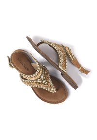 Bruine platte sandalen met een teengreep, versierde bovenkant met kralen en pailletten, en een gespsluiting op de enkelband.