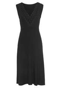 Schwarzes Kleid mit tailliertem Oberteil, V-Ausschnitt und floralem Stickmuster am Ausschnitt. Ausgestellter Rock mit glatter, weicher Textur.