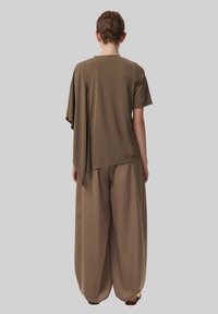 Leem ASYMMETRIC HEM  - Camiseta básica - brown