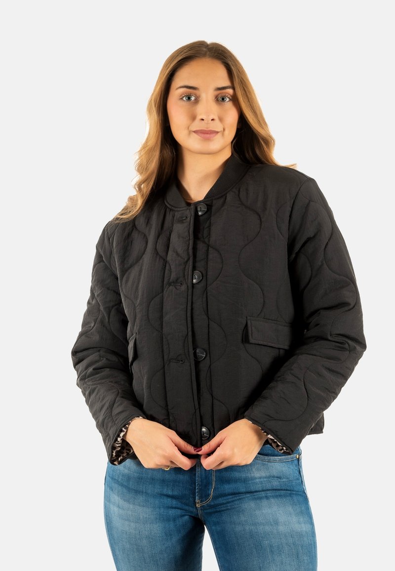 Zwarte gewatteerde jacket met een ronde kraag, knopen aan de voorkant en een zijzak; heeft een gestructureerde stof en een cropped ontwerp.
