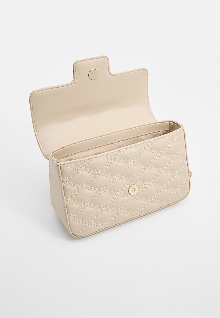 Borsa in ecopelle beige trapuntata con forma rettangolare, chiusura a scatto e interno vuoto. Sottile motivo a diamante che arricchisce la texture.