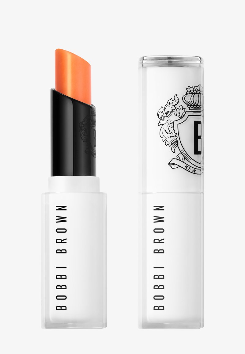 Rouge à lèvres orange Bobbi Brown avec étui et capuchon rectangulaires blancs ornés d'un logo noir et d'un motif de blason décoratif.