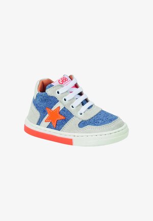 Scarpa da ginnastica blu e grigia per bambino piccolo con lacci bianchi, stella arancione sul lato, etichetta rosa sulla linguetta e striscia arancione sulla suola bianca.