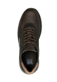 Bruine lederen sneaker met ronde neus, donkere veters, contrasterende tan accenten bij de hiel en tong, en een gegoten inlegzool.