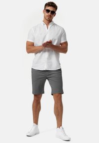 INDICODE JEANS AALBORG - Kratke hlače - grey pinstripe