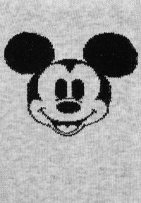 Tessuto grigio con un design lavorato a maglia nero che raffigura il volto sorridente di un personaggio dei cartoni animati, con grandi orecchie e tratti facciali distintivi.