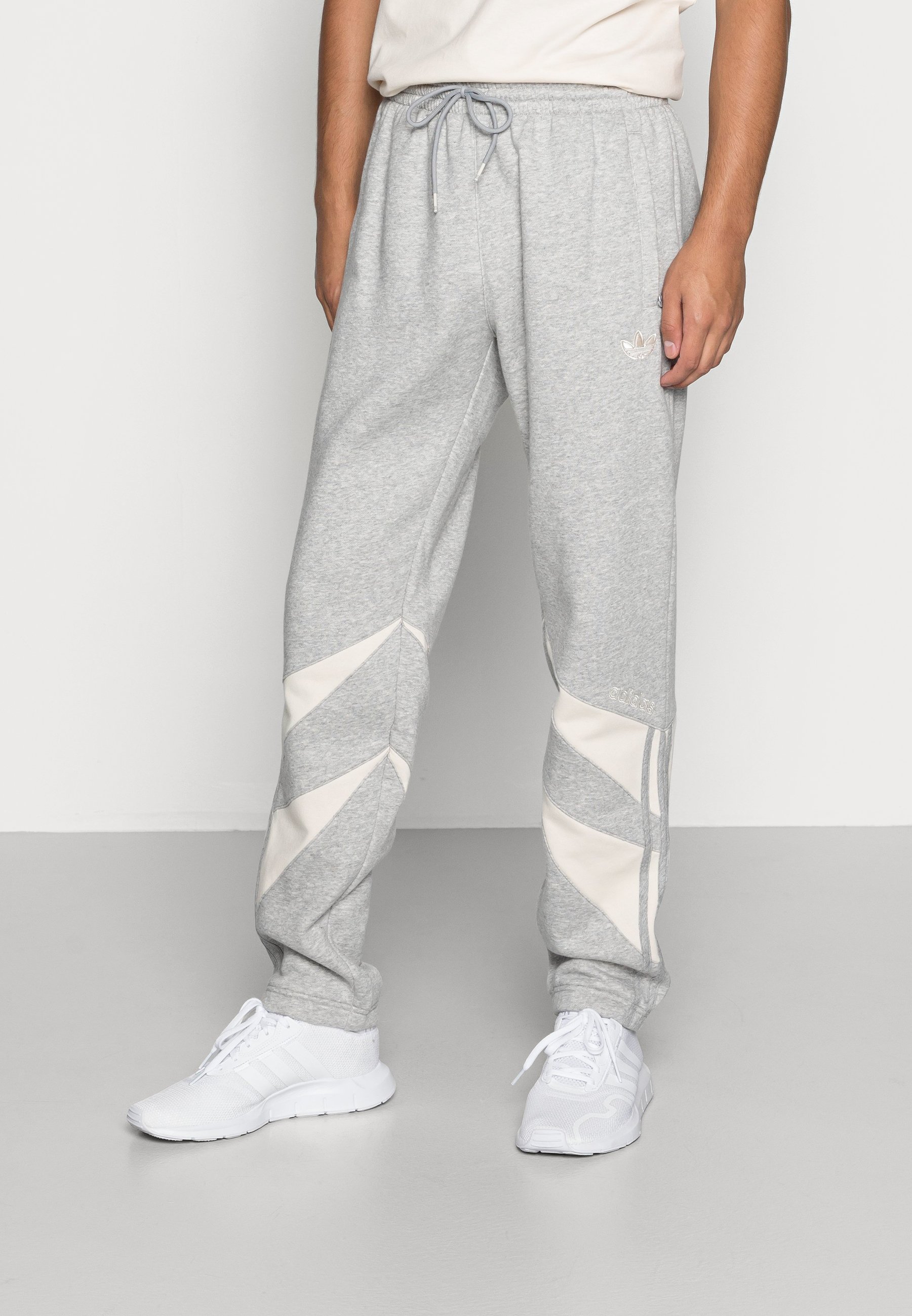 adidas SHARK PANTS - Pantalones deportivos - medium grey heather white/gris -