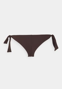 Parte de baixo de biquíni marrom com um design de cinturabaixa, fechos de laço em cada lado e textura de tecido suave.