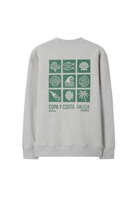 Lichtgrijze sweatshirt met groene grafische vierkanten met zee-thema iconen zoals koraal, vis, schelpen, een golf, een fles en een palmboom, plus festivaltekst.