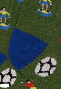 Calzini verdi fino al ginocchio con tallone blu; presentano un design di calciatore e pallone, intessuti in motivi colorati su una superficie testurizzata.