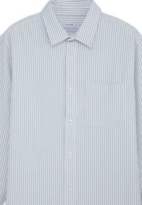 Chemise blanche à manches longues, à boutons, avec de fines rayures verticales bleues et une poche poitrine, étiquetée grande taille ajustée.
