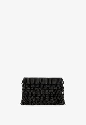 Zwarte leren clutch met een gestructureerd franjesontwerp. Rectangulaire vorm met een gladde bovenkant en gelaagde, vloeiende franjes.