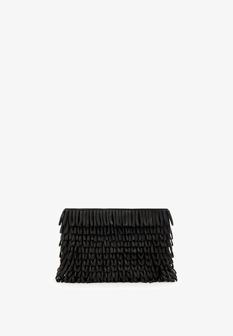 Musta nahkainen clutch-laukku, jossa on teksturoitu fringing-muotoilu. Suorakulmainen muoto, jossa on sileä yläosa ja kerrokselliset, virtaavat fringet.